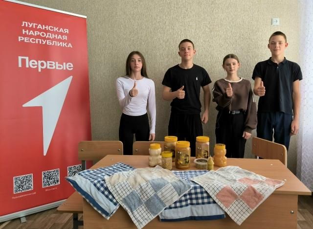 Пасечники передали Алтайский мед школьникам в ЛНР Пасечники передали Алтайский мед школьникам в ЛНР