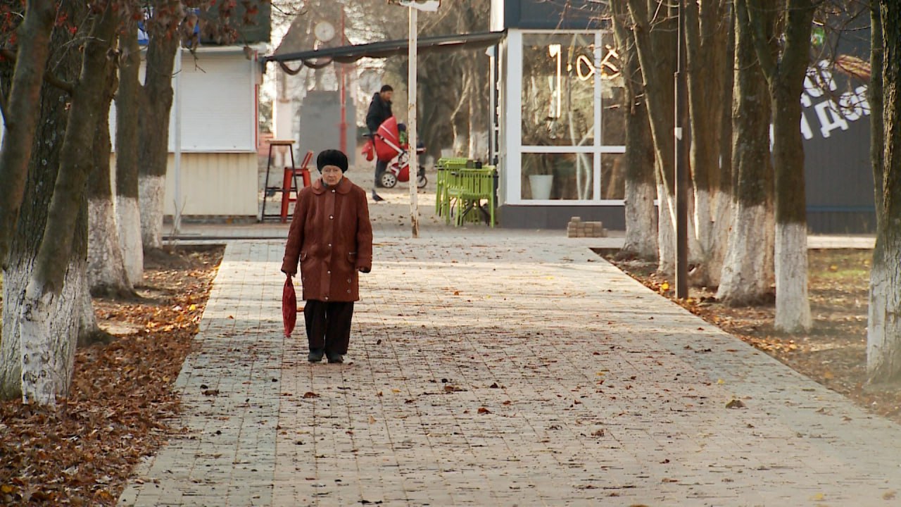 В Молодогвардейске завершена укладка брусчатки на аллее по улице Ленина!