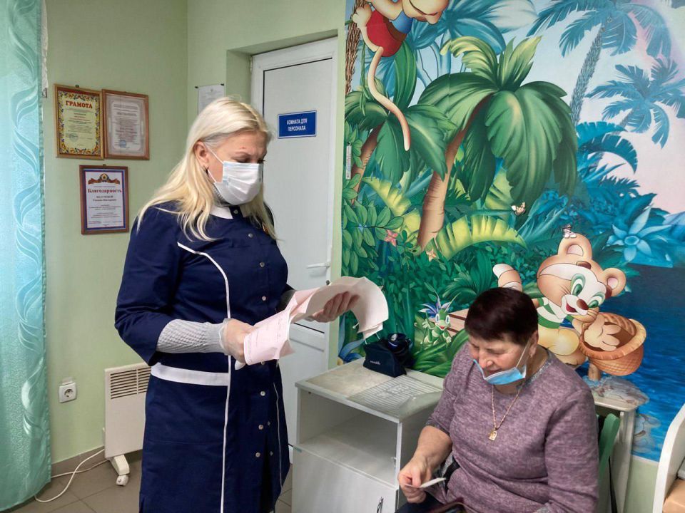 Специалист Славяносербской ЦРБ провел выездной прием жителей в ФАП «Славяносербский» Специалист Славяносербской ЦРБ провел выездной прием жителей в ФАП «Славяносербский»