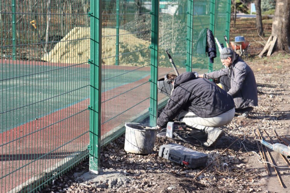 В парке «Горняк» продолжается благоустройство спортивной площадки В парке «Горняк» продолжается благоустройство спортивной площадки