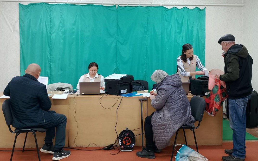 В поселке городского типа Есауловка специалисты ГБУ ЛНР "МФЦ" города Антрацита и Антрацитовского района провели плановый выездной прием граждан