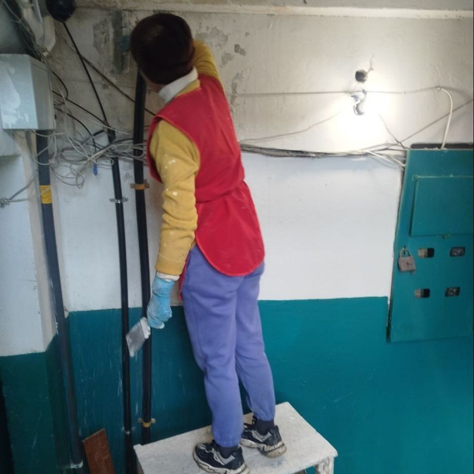 Специалисты Ровеньковского филиала НКО выполняют работы по текущему ремонту подъездов многоквартирных домов