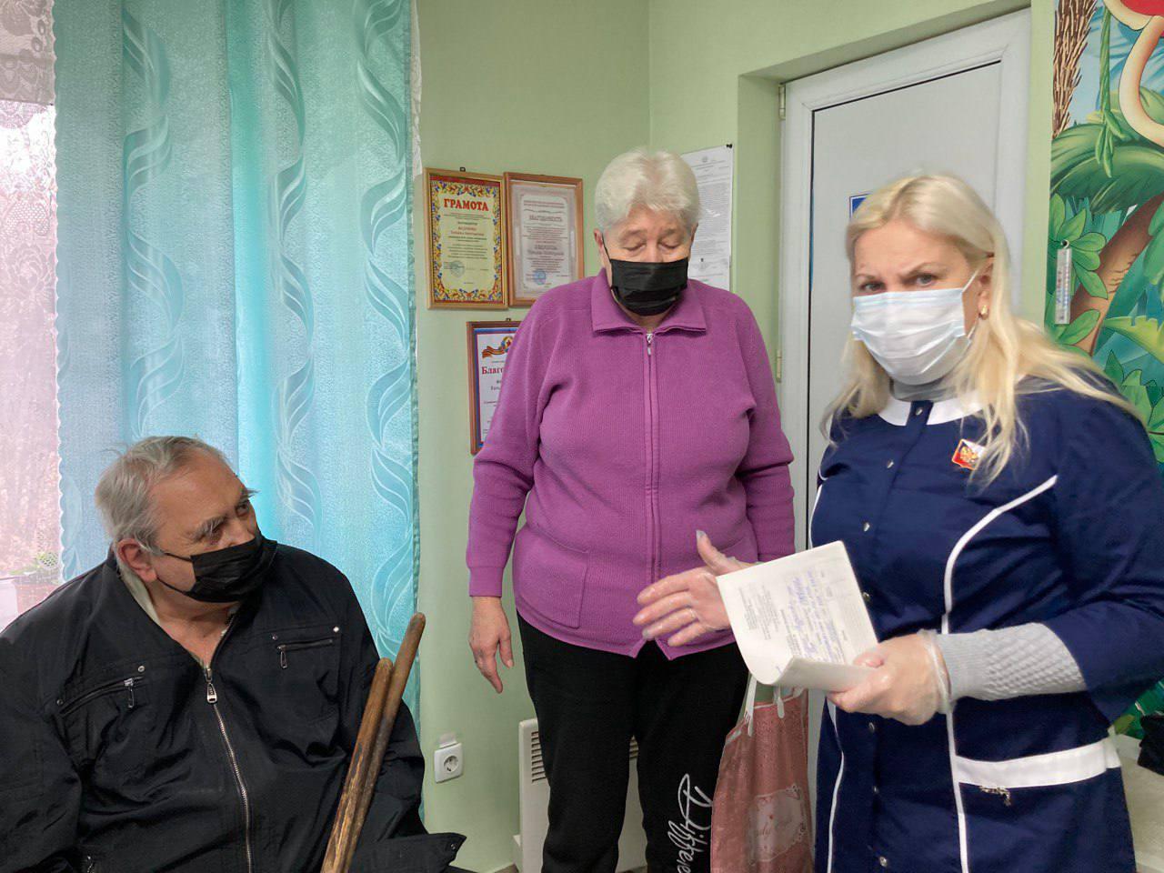 Специалист Славяносербской ЦРБ провел выездной прием жителей в ФАП «Славяносербский»