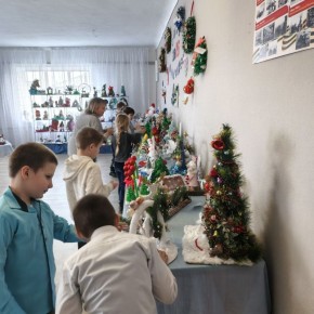 Зима – пора чудес: в Ровеньках открылась выставка новогодних украшений!