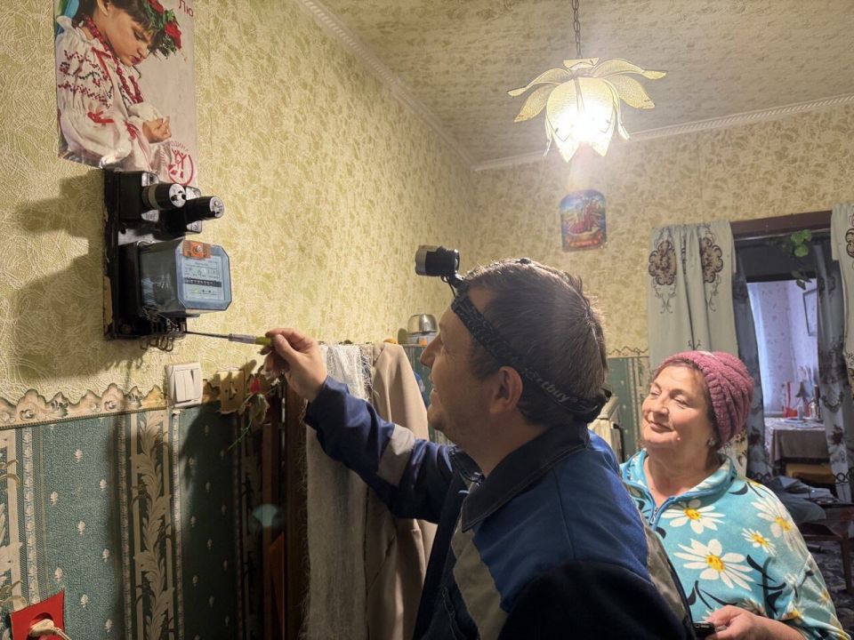 Перевальский участок «Энергосбыт Луганск» установил в поселке Центральный первые 20 интеллектуальных приборов учёта (ИПУ) Перевальский участок «Энергосбыт Луганск» установил в поселке Центральный первые 20 интеллектуальных приборов учёта (ИПУ)