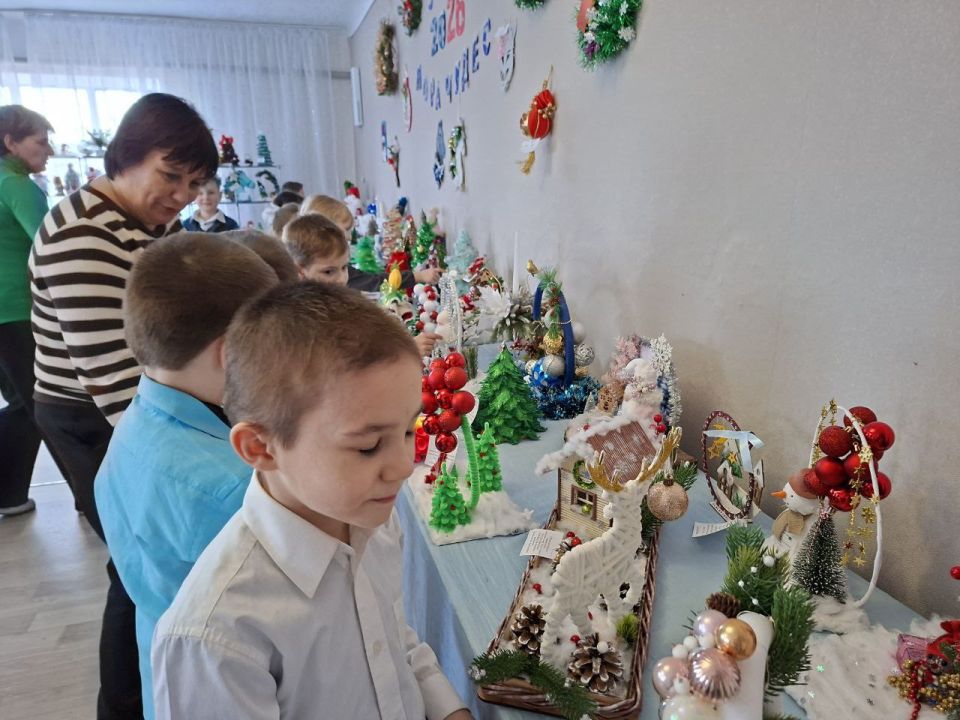 Зима – пора чудес: в Ровеньках открылась выставка новогодних украшений! Зима – пора чудес: в Ровеньках открылась выставка новогодних украшений!