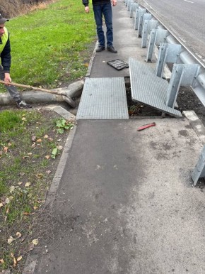 На автодороге граница ДНР – Антрацит провели работы по очистке дорожного полотна и водоотводных лотков