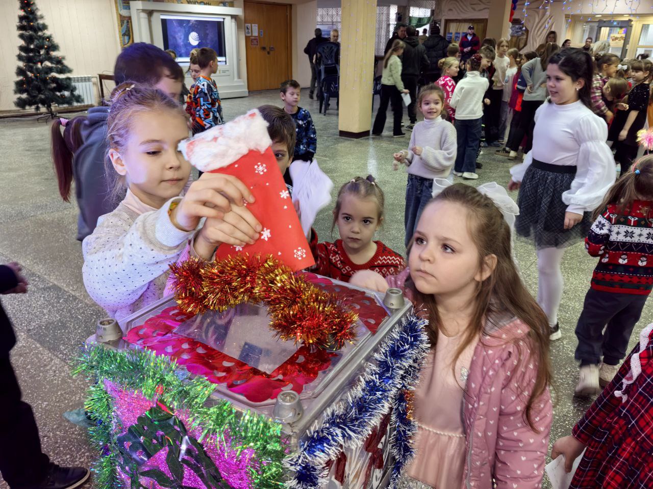 В Центре культуры города Алчевска прошла развлекательная программа «Морозные забавы», посвящённая дню рождения Деда Мороза В Центре культуры города Алчевска прошла развлекательная программа «Морозные забавы», посвящённая дню рождения Деда Мороза