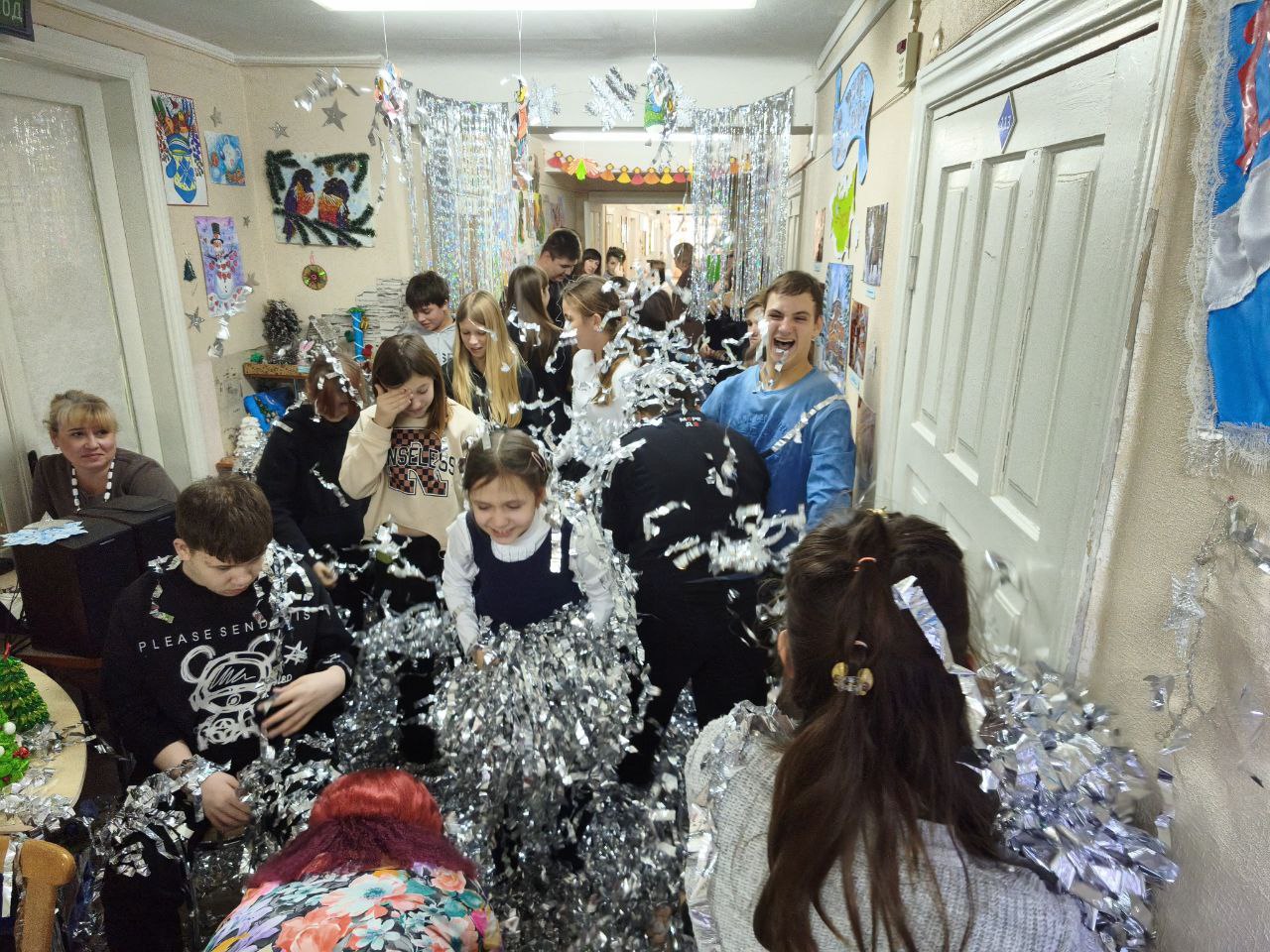 В алчевском отделении Республиканского центра социальной реабилитации детей «Возрождение» открылась резиденция Деда Мороза В алчевском отделении Республиканского центра социальной реабилитации детей «Возрождение» открылась резиденция Деда Мороза