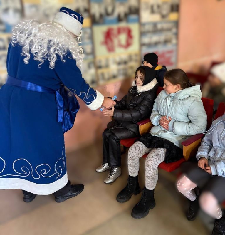 Праздничное мероприятие в честь Дня рождения российского Деда Мороза Праздничное мероприятие в честь Дня рождения российского Деда Мороза