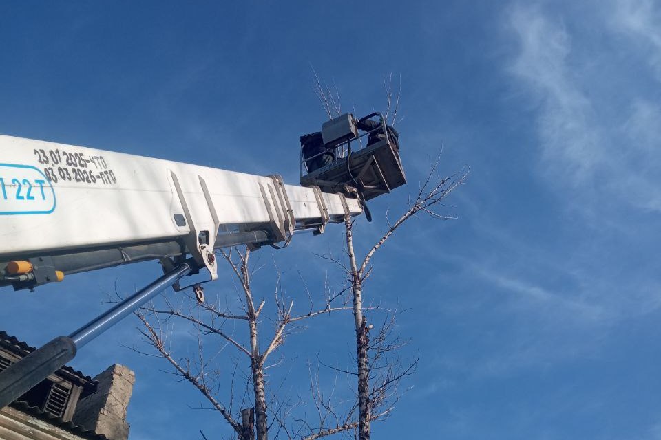 В Свердловском округе ликвидируют последствия непогоды и устраняют аварийные деревья В Свердловском округе ликвидируют последствия непогоды и устраняют аварийные деревья