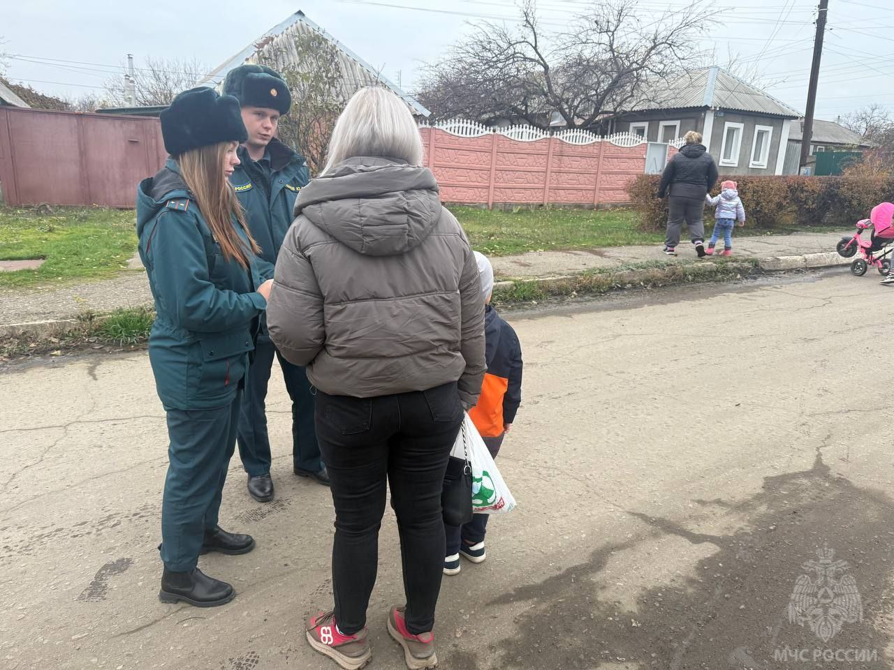 Сотрудники МЧС России провели в Луганске профилактический рейд по предупреждению пожаров осенне-зимнего периода Сотрудники МЧС России провели в Луганске профилактический рейд по предупреждению пожаров осенне-зимнего периода