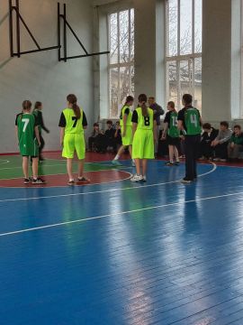 Сегодня в Ровеньках стартовал муниципальный этап чемпионата школьной баскетбольной лиги «КЭС-БАСКЕТ» ЛНР сезона 2025–2026 гг, в котором принимает участие 9 команд юношей и 5 команд девушек общеобразовательных учреждений