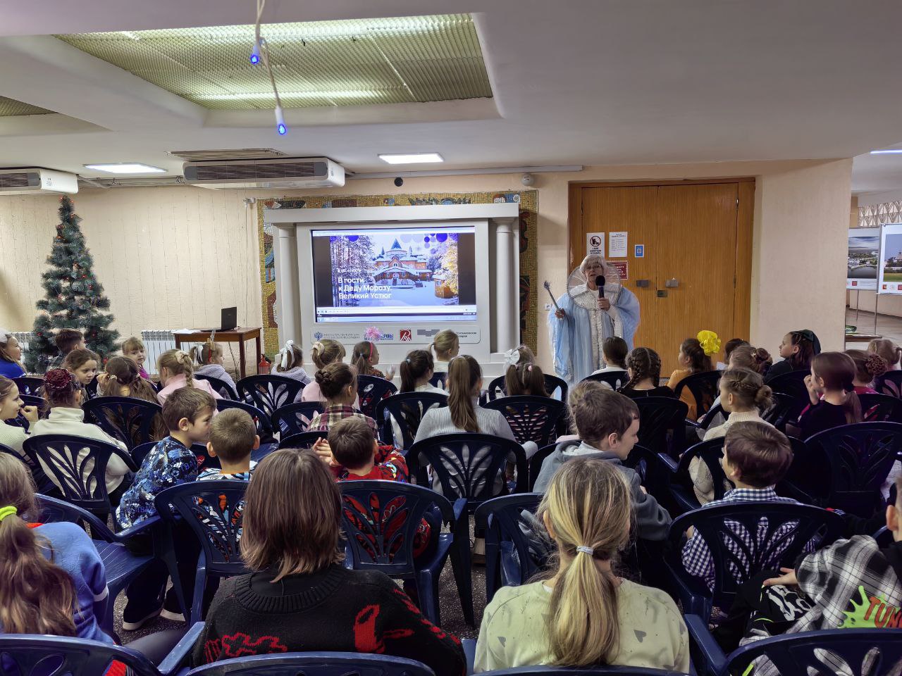 В Центре культуры города Алчевска прошла развлекательная программа «Морозные забавы», посвящённая дню рождения Деда Мороза В Центре культуры города Алчевска прошла развлекательная программа «Морозные забавы», посвящённая дню рождения Деда Мороза