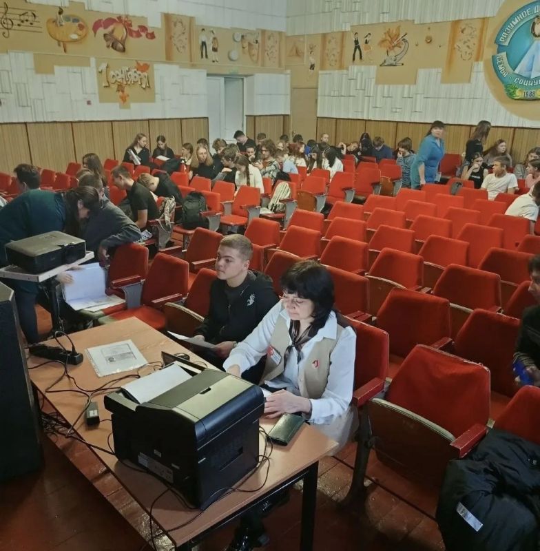 Сотрудники ГБУ ЛНР «МФЦ» в рамках проекта «Цифровая грамотность» провели ряд мероприятий в учебных заведениях Луганской Народной Республики Сотрудники ГБУ ЛНР «МФЦ» в рамках проекта «Цифровая грамотность» провели ряд мероприятий в учебных заведениях Луганской Народной Республики