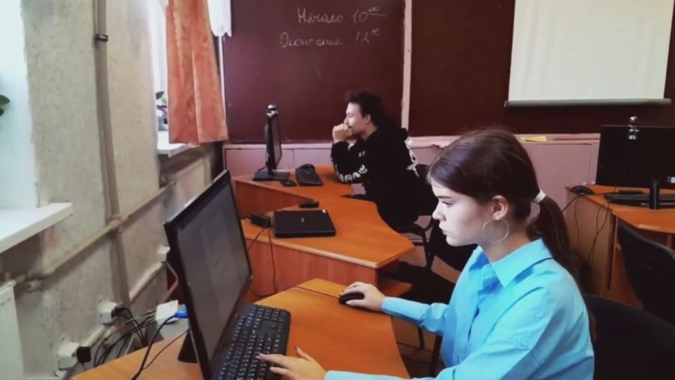 Учащиеся 10-11 классов из всех муниципальных образований ЛНР выполняли конкурсные задания в онлайн-формате, демонстрируя глубокие знания избирательного законодательства