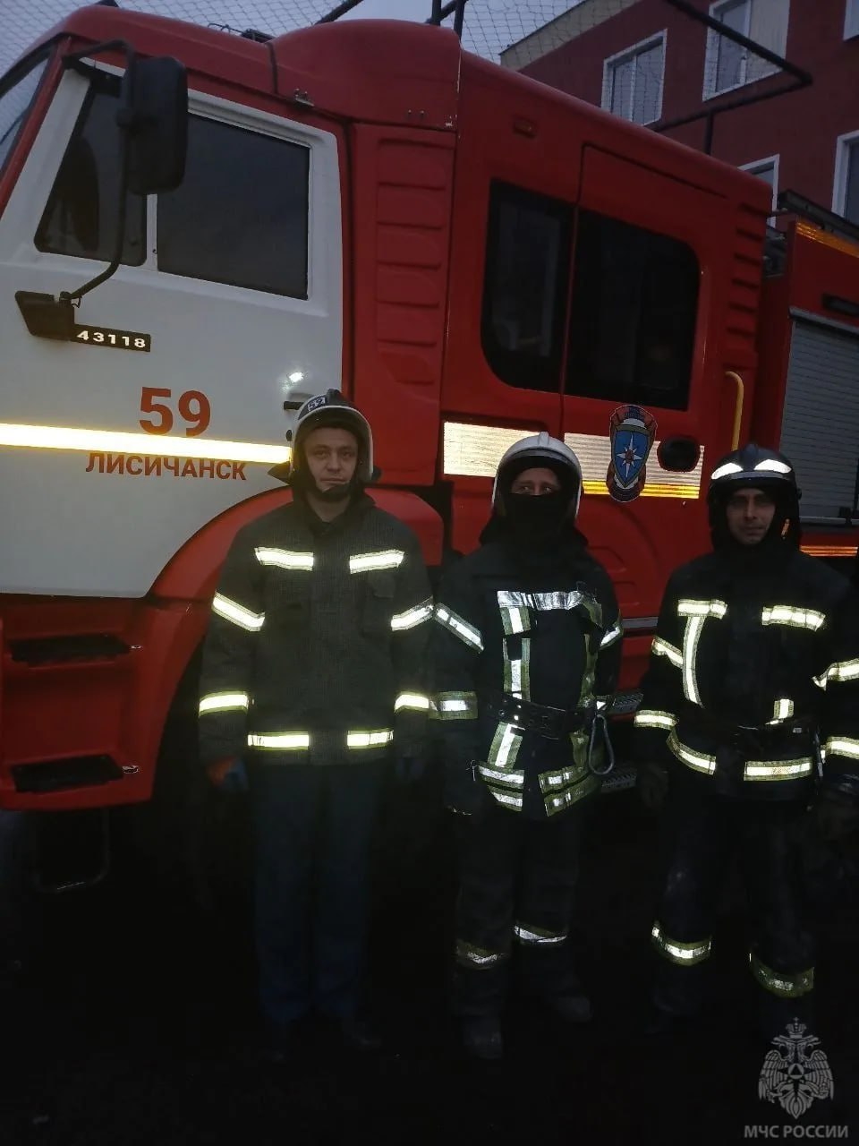 В Лисичанске сотрудники МЧС России спасли мужчину из коллекторной ямы