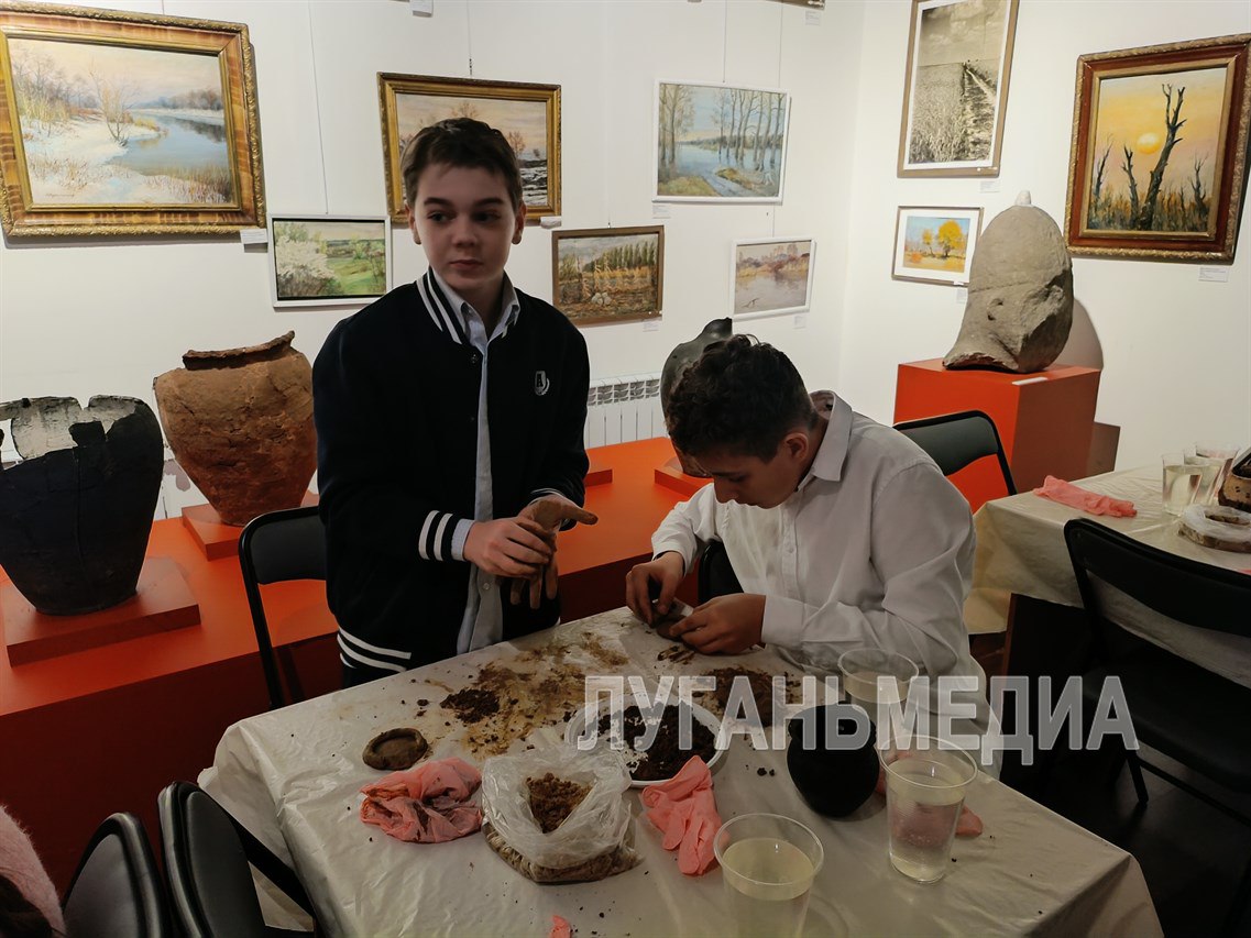В Станично-Луганском музее донского казачества прошел урок по изготовлению керамических изделий В Станично-Луганском музее донского казачества прошел урок по изготовлению керамических изделий