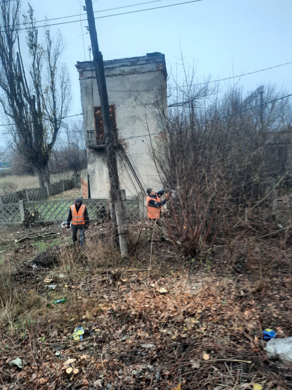 Чистота и порядок на улице Кирова: работники МУП "СКАТ" в действии! Чистота и порядок на улице Кирова: работники МУП "СКАТ" в действии!