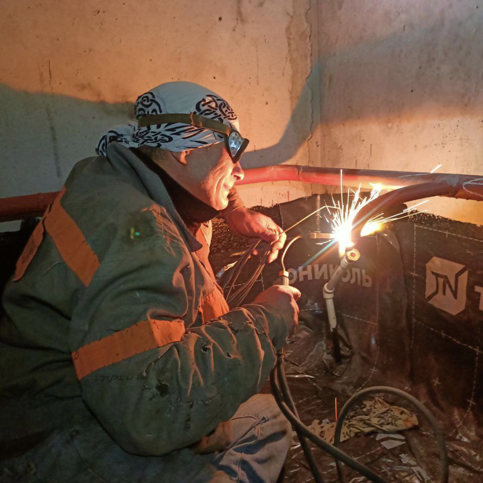 Специалисты Луганского филиала Единой управляющей компании активно занимаются устранением точечных неполадок на внутридомовых системах отопления Специалисты Луганского филиала Единой управляющей компании активно занимаются устранением точечных неполадок на внутридомовых системах отопления