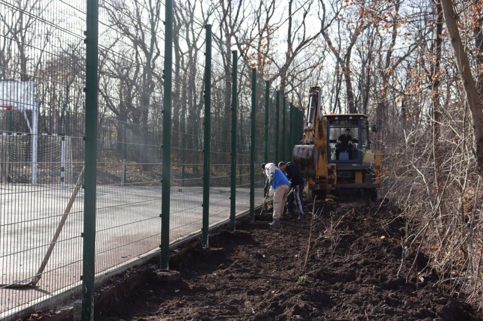 В парке «Горняк» продолжается благоустройство спортивной площадки В парке «Горняк» продолжается благоустройство спортивной площадки