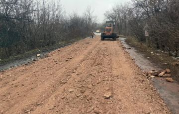 В пгт Ленинский проведены работы по планировке и отсыпке участка автодороги