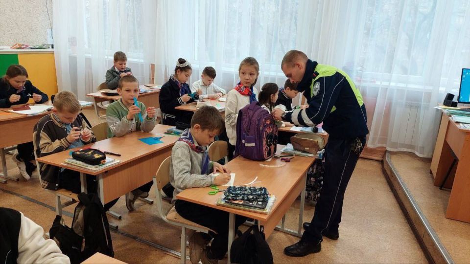 Сотрудники Госавтоинспекции Первомайска провели мастер-класс по изготовлению световозвращающих элементов в "УВК "ПМГ–ДОУ "Аленький цветочек" им. Н.Милютина"