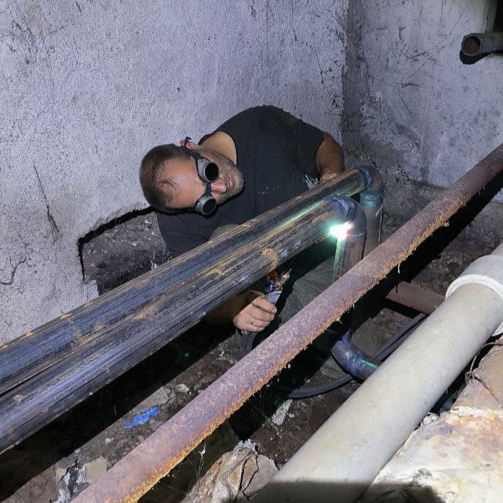 Специалисты Луганского филиала Единой управляющей компании активно занимаются устранением точечных неполадок на внутридомовых системах отопления Специалисты Луганского филиала Единой управляющей компании активно занимаются устранением точечных неполадок на внутридомовых системах отопления