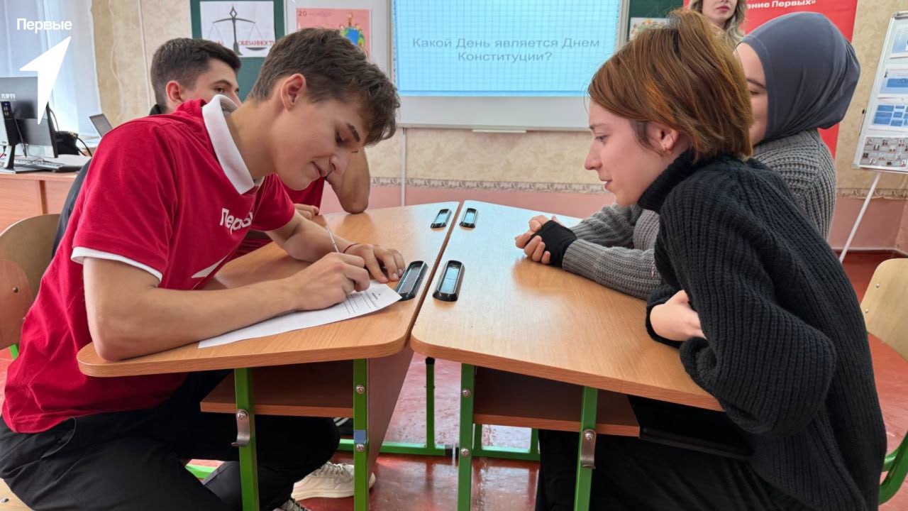 Первые в праве. В преддверии Всемирного дня ребёнка активисты Движения Первых Меловской средней школы приняли участие в интеллектуальной викторине «Мои права и обязанности» Первые в праве. В преддверии Всемирного дня ребёнка активисты Движения Первых Меловской средней школы приняли участие в интеллектуальной викторине «Мои права и обязанности»