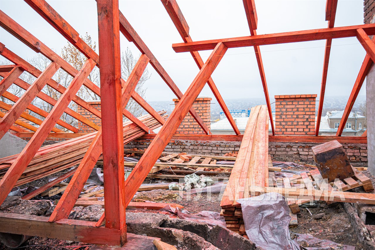 Строители восстанавливают дом в Луганске, пострадавший от пожара Строители восстанавливают дом в Луганске, пострадавший от пожара