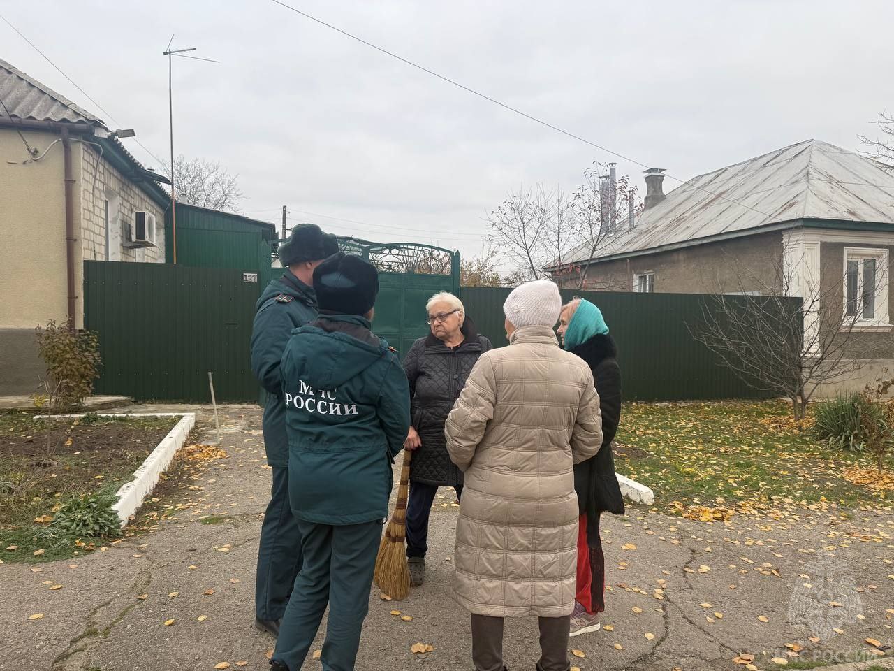 Сотрудники МЧС России провели в Луганске профилактический рейд по предупреждению пожаров осенне-зимнего периода Сотрудники МЧС России провели в Луганске профилактический рейд по предупреждению пожаров осенне-зимнего периода