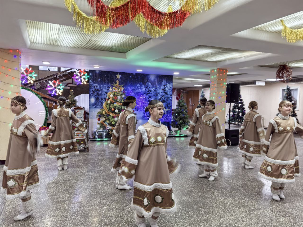 В Центре культуры города Алчевска прошла развлекательная программа «Морозные забавы», посвящённая дню рождения Деда Мороза В Центре культуры города Алчевска прошла развлекательная программа «Морозные забавы», посвящённая дню рождения Деда Мороза