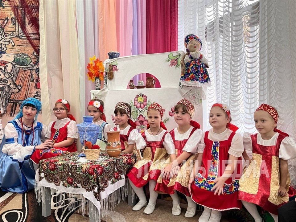В детском саду Красного Луча прошел фольклорный праздник «Осенние посиделки с домовёнком Кузькой» В детском саду Красного Луча прошел фольклорный праздник «Осенние посиделки с домовёнком Кузькой»