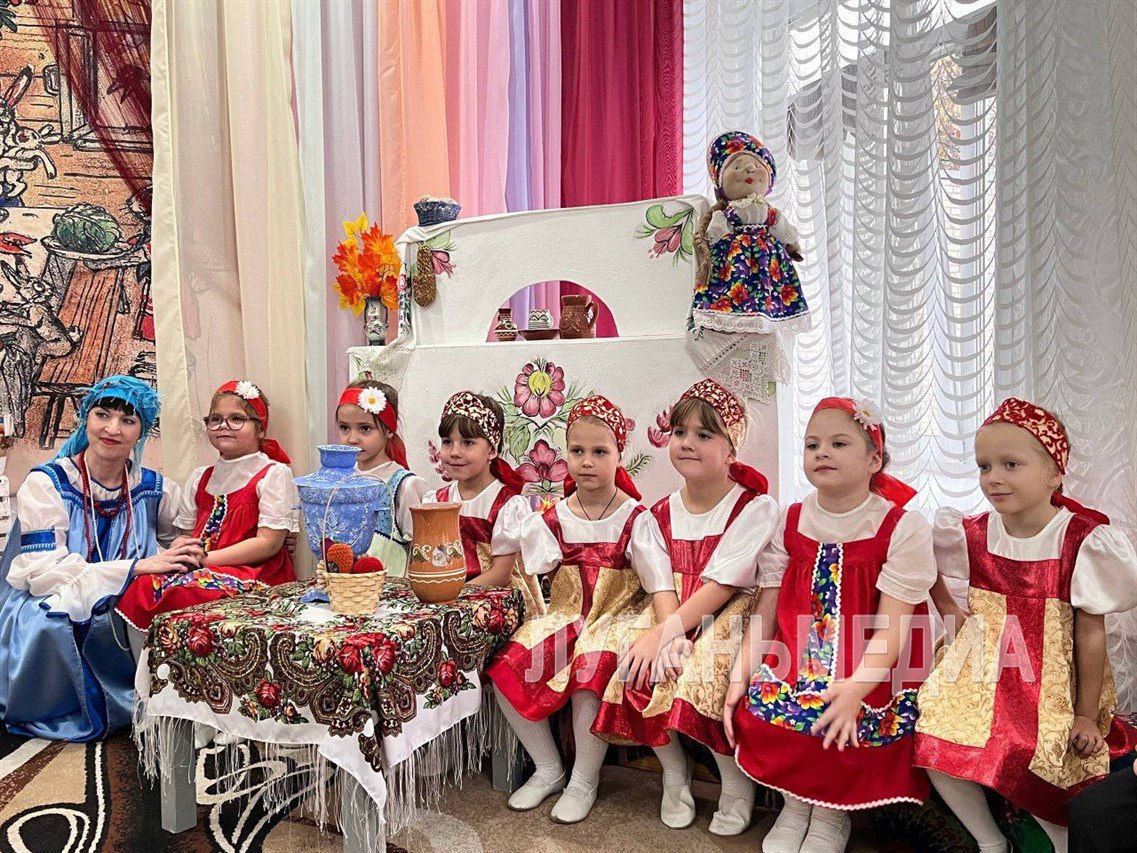 В детском саду Красного Луча прошел фольклорный праздник «Осенние посиделки с домовёнком Кузькой» В детском саду Красного Луча прошел фольклорный праздник «Осенние посиделки с домовёнком Кузькой»