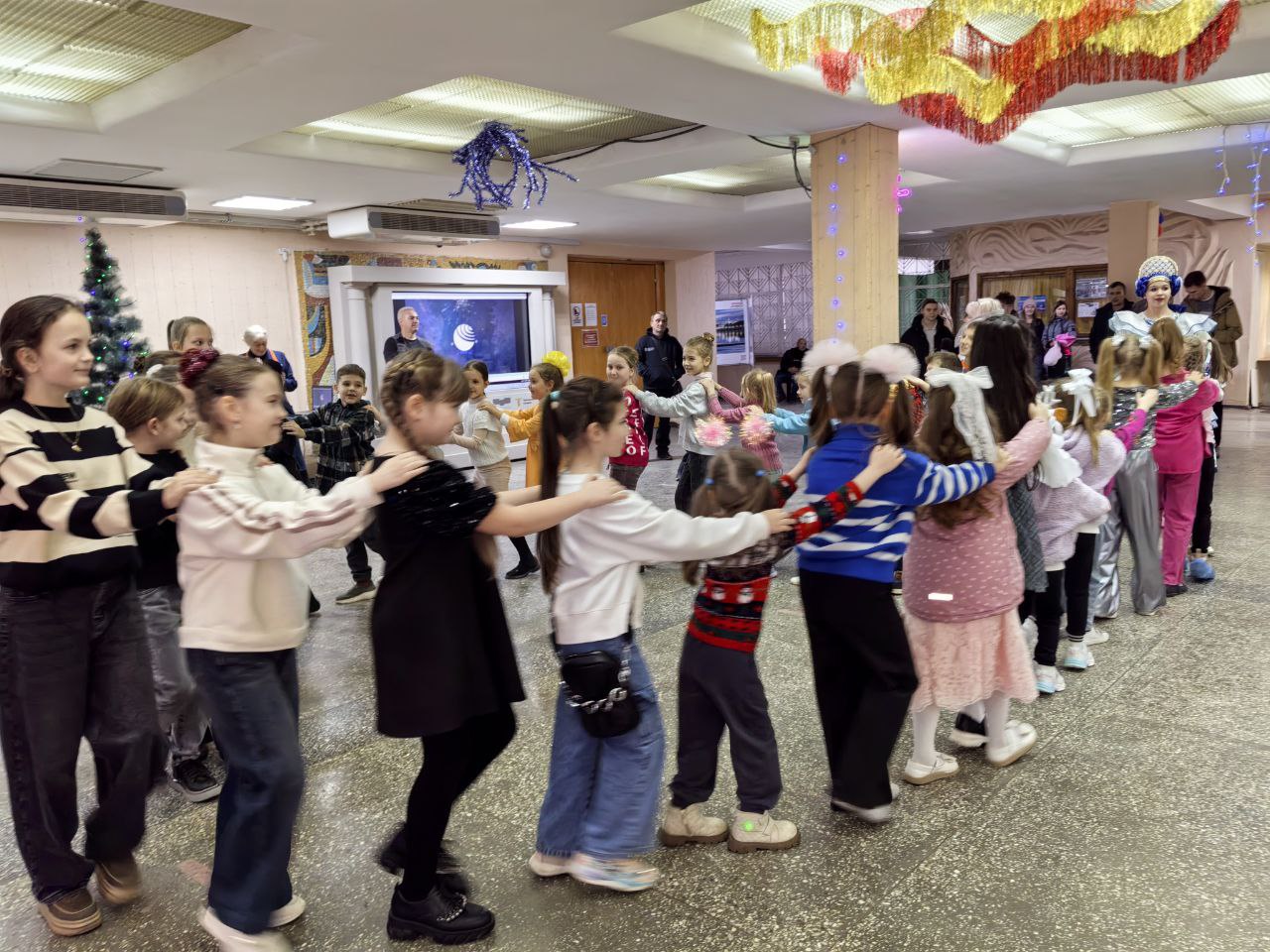 В Центре культуры города Алчевска прошла развлекательная программа «Морозные забавы», посвящённая дню рождения Деда Мороза В Центре культуры города Алчевска прошла развлекательная программа «Морозные забавы», посвящённая дню рождения Деда Мороза