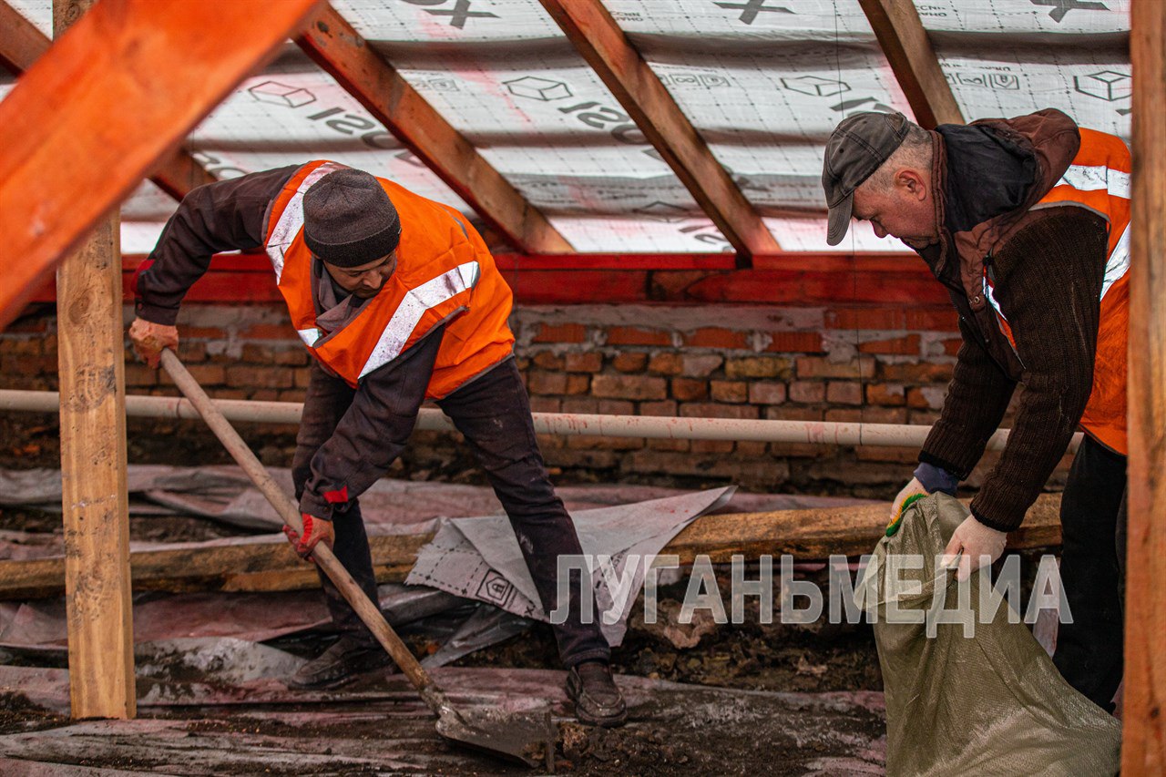Строители восстанавливают дом в Луганске, пострадавший от пожара Строители восстанавливают дом в Луганске, пострадавший от пожара