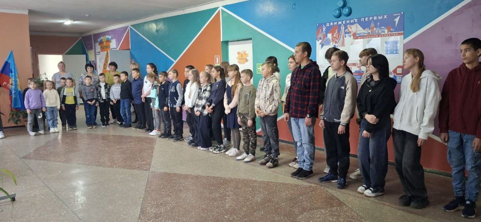 Вячеслав Третьяков: В преддверии Всемирного дня ребёнка, отмечаемого 20 ноября, в Епифановской школе Кременского МО состоялась торжественная общешкольная линейка Вячеслав Третьяков: В преддверии Всемирного дня ребёнка, отмечаемого 20 ноября, в Епифановской школе Кременского МО состоялась торжественная общешкольная линейка