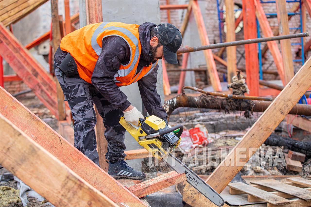 Строители восстанавливают дом в Луганске, пострадавший от пожара