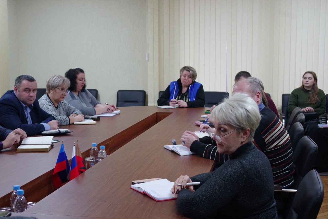 Сергей Крамаренко: Сегодня с рабочим визитом округ посетила председатель Комитета тарифного и ценового регулирования ЛНР Лариса Михайловна Духина Сергей Крамаренко: Сегодня с рабочим визитом округ посетила председатель Комитета тарифного и ценового регулирования ЛНР Лариса Михайловна Духина