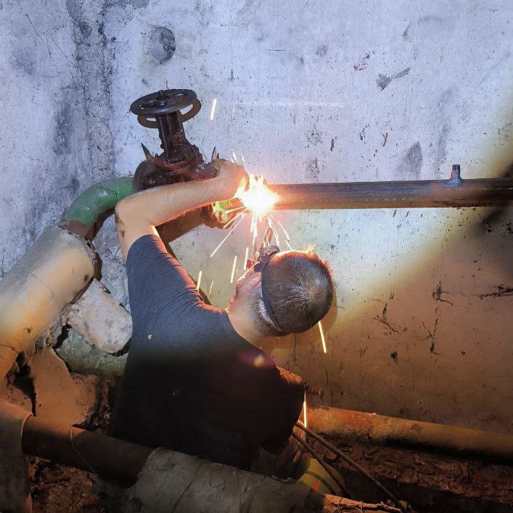 Специалисты Луганского филиала Единой управляющей компании активно занимаются устранением точечных неполадок на внутридомовых системах отопления Специалисты Луганского филиала Единой управляющей компании активно занимаются устранением точечных неполадок на внутридомовых системах отопления