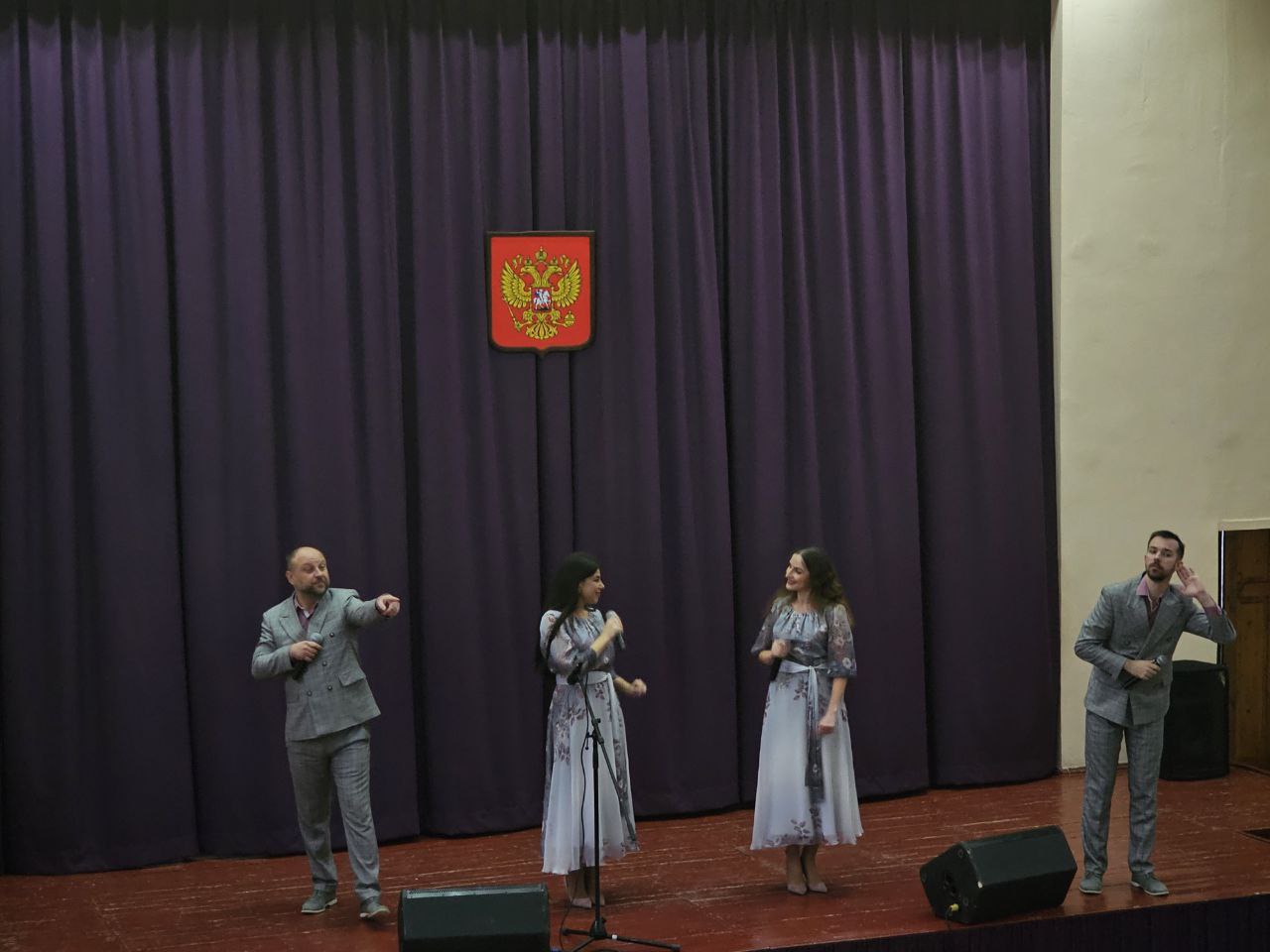 Яркие краски детства и мелодии мужества: в луганской школе №41 прошел концерт Луганской академической филармонии Яркие краски детства и мелодии мужества: в луганской школе №41 прошел концерт Луганской академической филармонии