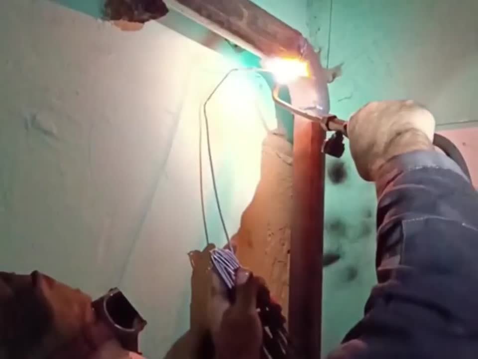 Специалисты Луганского филиала Единой управляющей компании активно занимаются устранением точечных неполадок на внутридомовых системах отопления