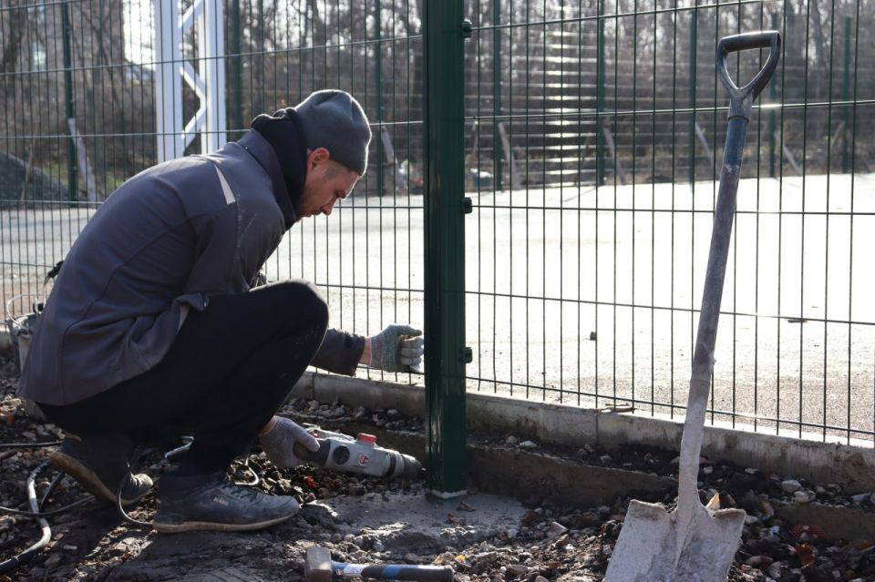 В парке «Горняк» продолжается благоустройство спортивной площадки В парке «Горняк» продолжается благоустройство спортивной площадки