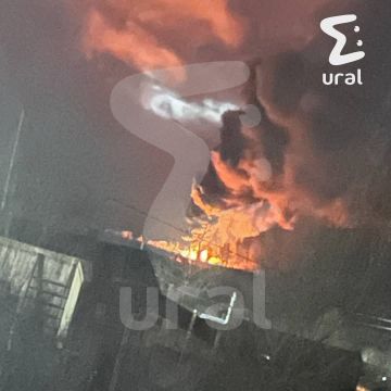 Вагоны загорелись на перегоне между станциями Кардон и Шамары, сообщает Свердловская ЖД