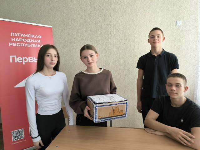 Пасечники передали Алтайский мед школьникам в ЛНР Пасечники передали Алтайский мед школьникам в ЛНР