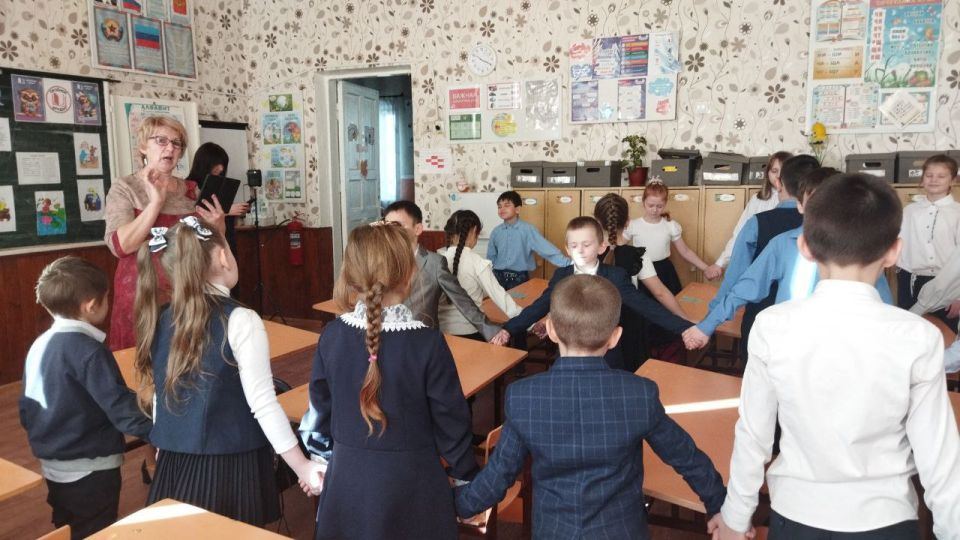 Для учеников младших классов Краснолучской школы № 13 имени воина-интернационалиста А. Мещерякова сотрудник Филиала № 5 Краснолучской центральной городской библиотеки им. Н.К. Крупской Татьяна Гуртовая провела познавательное... Для учеников младших классов Краснолучской школы № 13 имени воина-интернационалиста А. Мещерякова сотрудник Филиала № 5 Краснолучской центральной городской библиотеки им. Н.К. Крупской Татьяна Гуртовая провела познавательное...