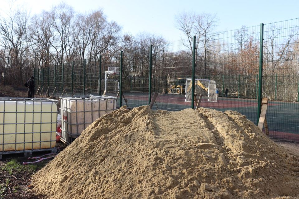 В парке «Горняк» продолжается благоустройство спортивной площадки В парке «Горняк» продолжается благоустройство спортивной площадки