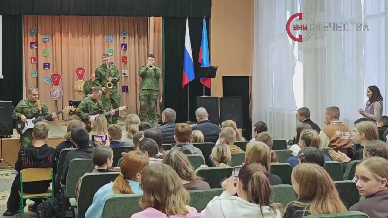 В Луганском государственном училище олимпийского резерва состоялось выступление военного оркестра 6-й бригады управления 3-й ОА