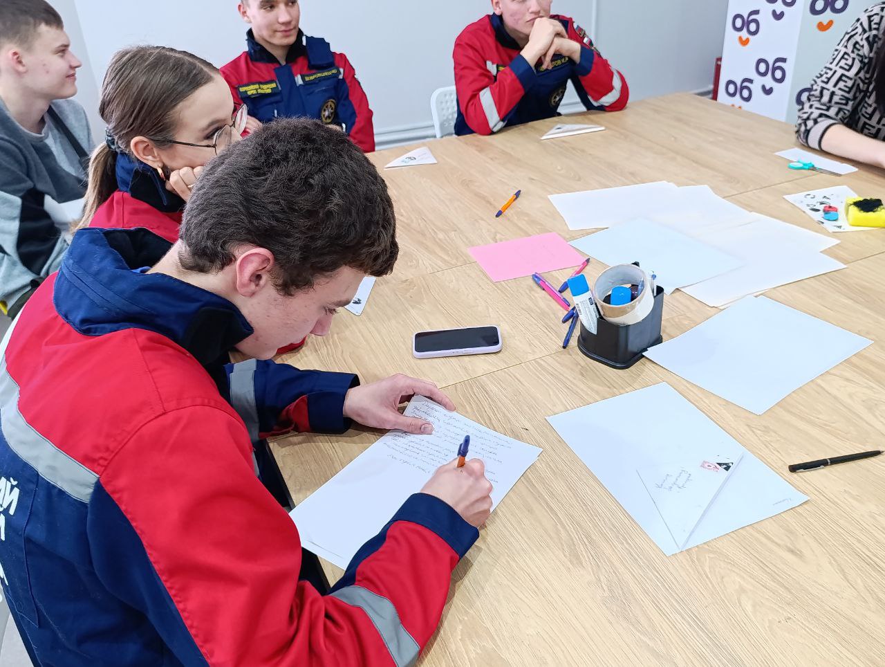 Добровольцы ССО «Молодогвардеец» ЛугРО ВСКС, студенты Краснодонского факультета инженерии и менеджмента (филиал) ЛГУ им. В. Даля приняли участие в патриотической акции «Ждём вас с Победой!» Добровольцы ССО «Молодогвардеец» ЛугРО ВСКС, студенты Краснодонского факультета инженерии и менеджмента (филиал) ЛГУ им. В. Даля приняли участие в патриотической акции «Ждём вас с Победой!»