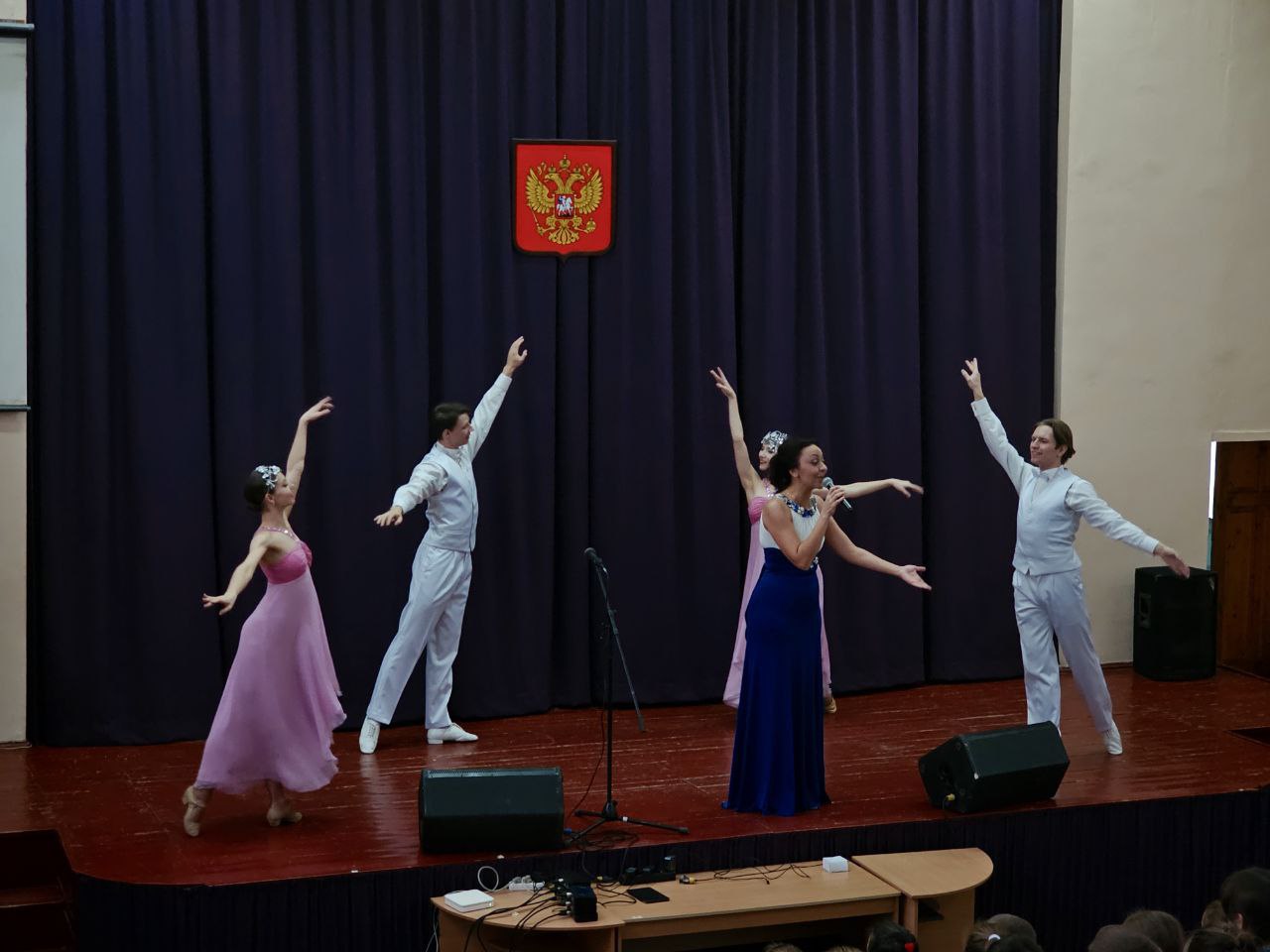 Яркие краски детства и мелодии мужества: в луганской школе №41 прошел концерт Луганской академической филармонии Яркие краски детства и мелодии мужества: в луганской школе №41 прошел концерт Луганской академической филармонии